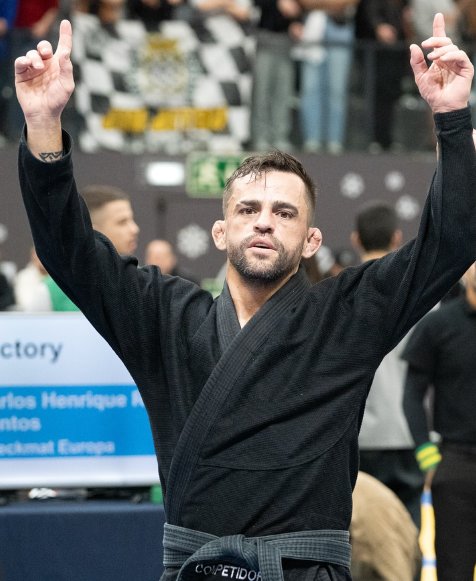 Carlinhos Santos a celebrar vitória em competição